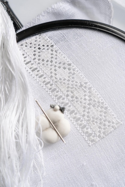 Ručné vyšívanie na ľanovej látke